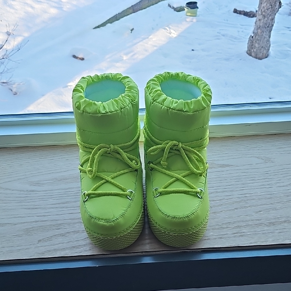 ●●OLIVIA MILLER SHORT "MOON BOOTS SIZE LARGE (US 9-9.5) NWOT●●